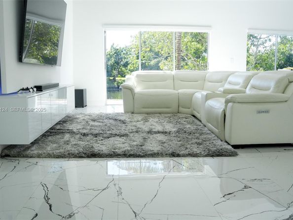 9670 Glacier Dr, Miramar FL 33025