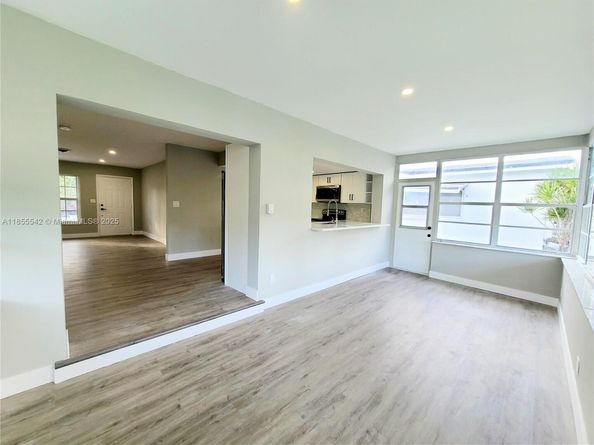4230 NW 52nd Ave, Lauderdale Lakes FL 33319
