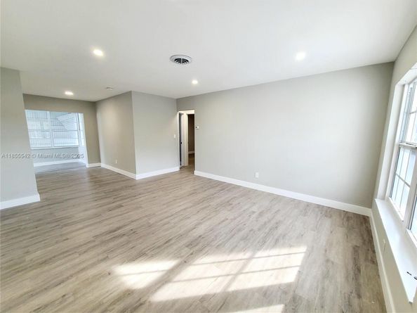4230 NW 52nd Ave, Lauderdale Lakes FL 33319