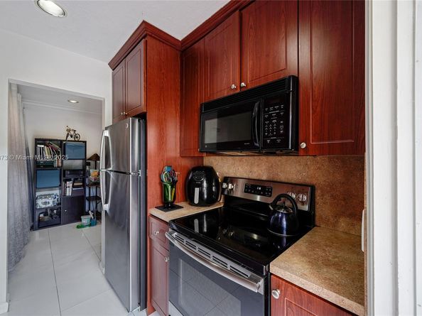 1120 NE 10th St 7, Hallandale Beach FL 33009