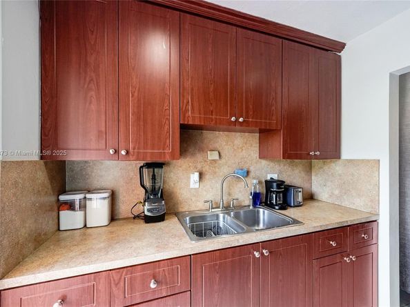 1120 NE 10th St 7, Hallandale Beach FL 33009