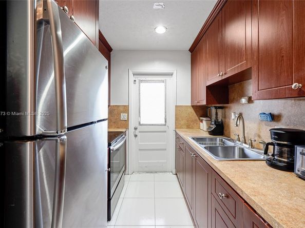 1120 NE 10th St 7, Hallandale Beach FL 33009
