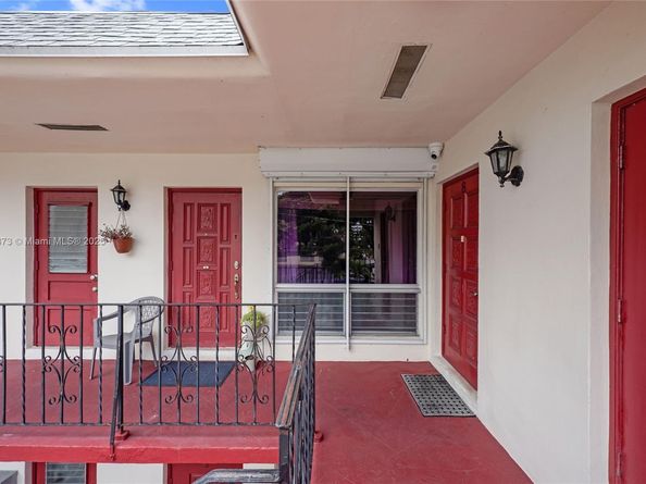 1120 NE 10th St 7, Hallandale Beach FL 33009