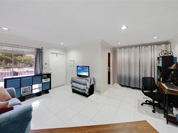 1120 NE 10th St 7, Hallandale Beach FL 33009