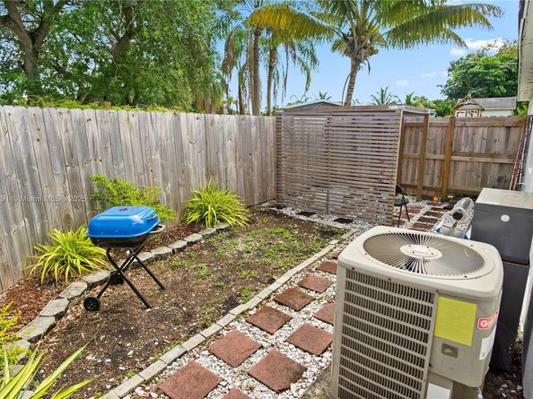 621 Glenn Pkwy, Hollywood FL 33021