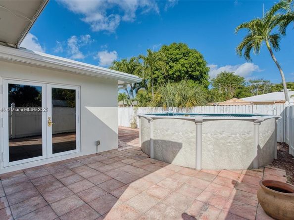735 NE 38th St, Oakland Park FL 33334