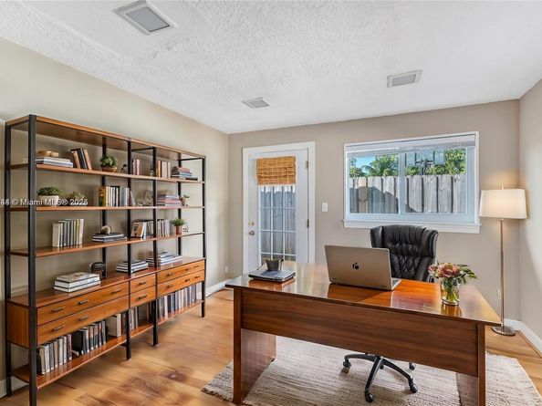 735 NE 38th St, Oakland Park FL 33334
