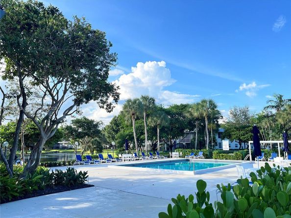 4280 Oaks Ter 203, Pompano Beach FL 33069