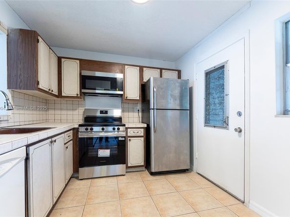 3551 NE 169th St 411, North Miami Beach FL 33160