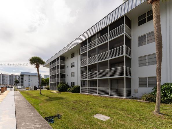 3551 NE 169th St 411, North Miami Beach FL 33160