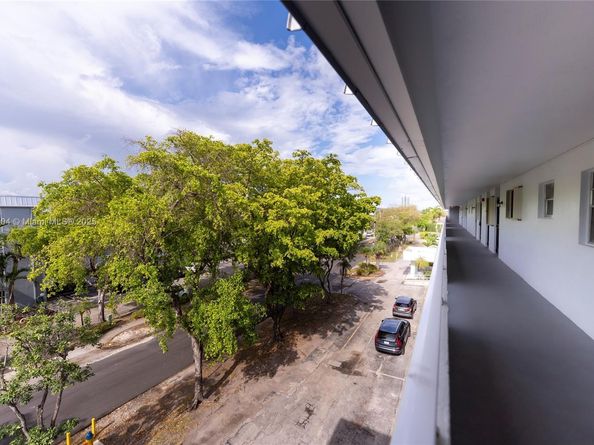 3551 NE 169th St 411, North Miami Beach FL 33160