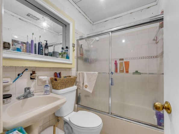 520 NW 32nd Pl, Miami FL 33125