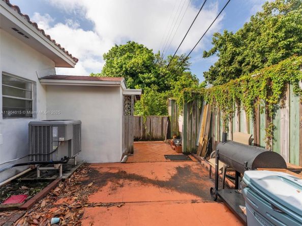 520 NW 32nd Pl, Miami FL 33125