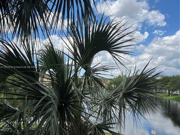 250 Jacaranda Dr 303, Plantation FL 33324
