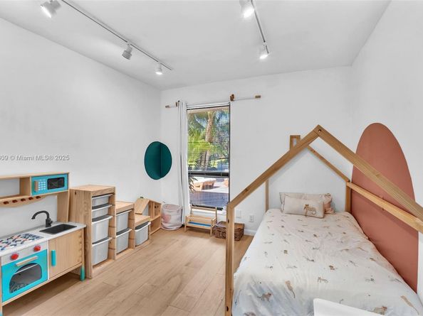 4401 Sanders St, Hollywood FL 33021