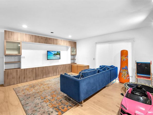 4401 Sanders St, Hollywood FL 33021