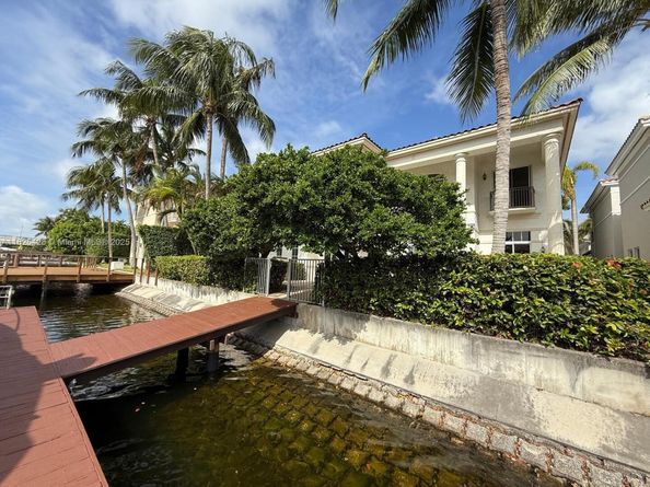 996 Sanibel Dr, Hollywood FL 33019