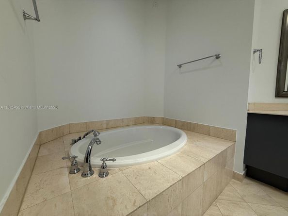 996 Sanibel Dr, Hollywood FL 33019