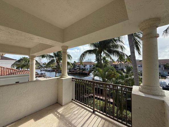 996 Sanibel Dr, Hollywood FL 33019