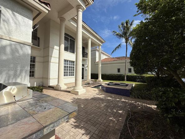 996 Sanibel Dr, Hollywood FL 33019