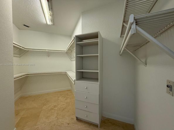 996 Sanibel Dr, Hollywood FL 33019