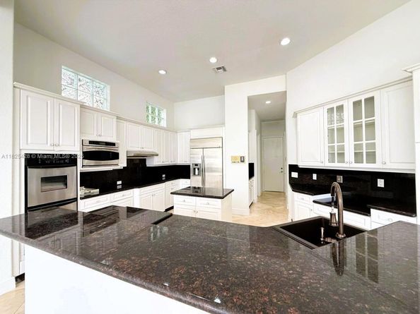996 Sanibel Dr, Hollywood FL 33019
