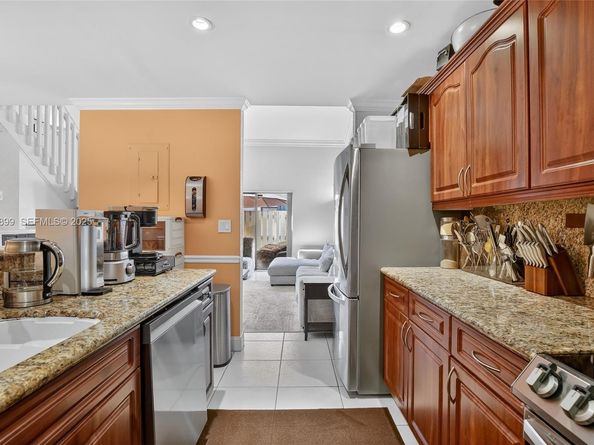 10121 NW 33rd St, Sunrise FL 33351