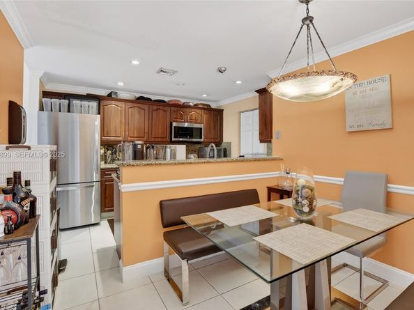 10121 NW 33rd St, Sunrise FL 33351