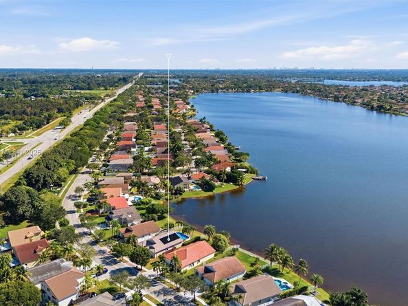 19372 NW 24th Pl, Pembroke Pines FL 33029