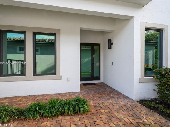 5883 W Brookfield Cir W, Hollywood FL 33312