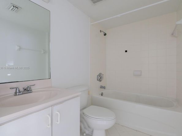 940 NE 33rd Ter 102, Homestead FL 33033