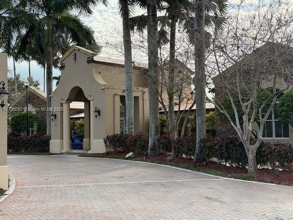 940 NE 33rd Ter 102, Homestead FL 33033