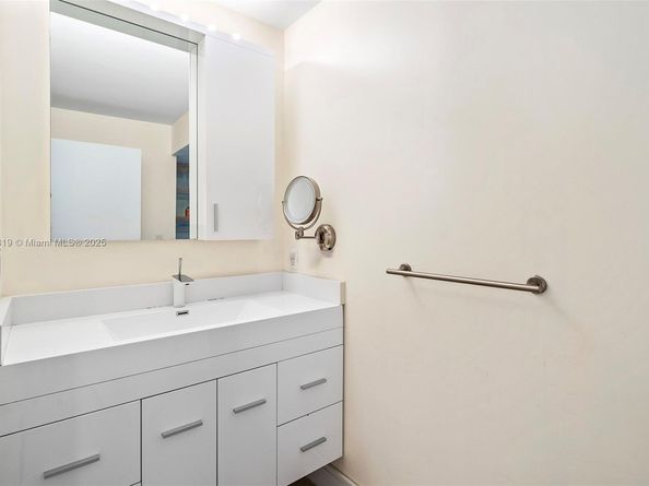 600 Grapetree Dr 3BS, Key Biscayne FL 33149
