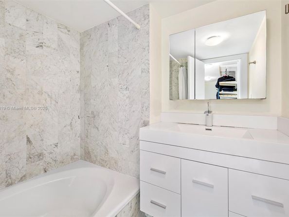 600 Grapetree Dr 3BS, Key Biscayne FL 33149