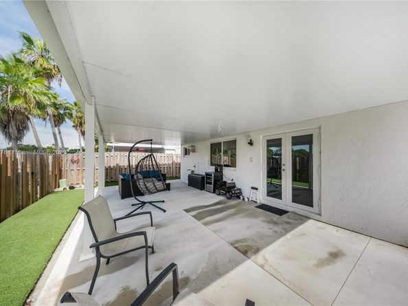 18858 NW 63rd Ct Cir, Hialeah FL 33015