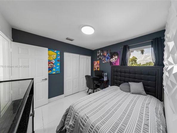 18858 NW 63rd Ct Cir, Hialeah FL 33015