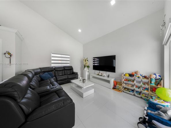 18858 NW 63rd Ct Cir, Hialeah FL 33015