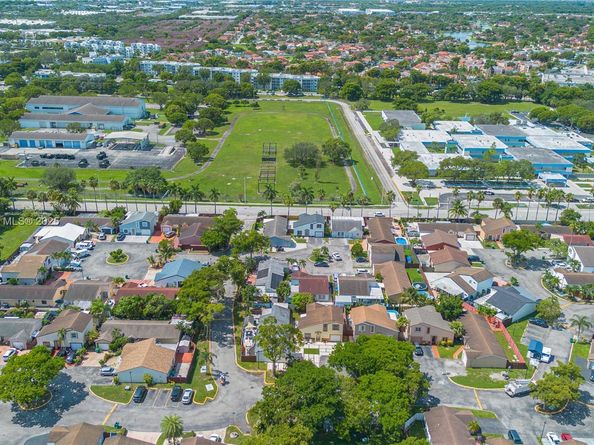 18858 NW 63rd Ct Cir, Hialeah FL 33015