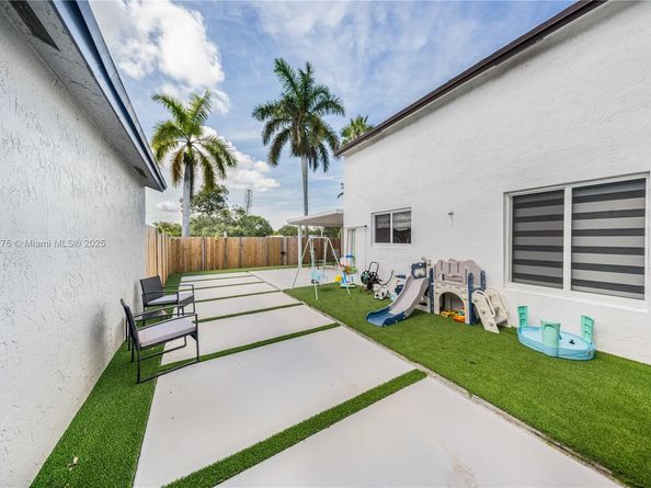 18858 NW 63rd Ct Cir, Hialeah FL 33015