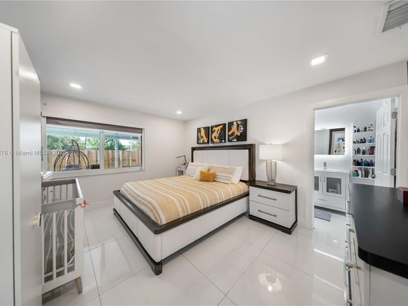 18858 NW 63rd Ct Cir, Hialeah FL 33015