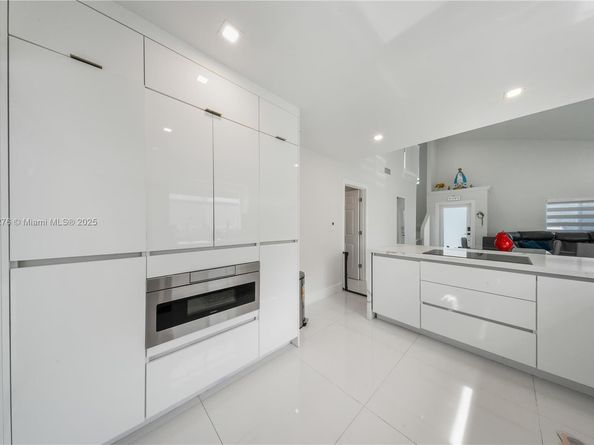 18858 NW 63rd Ct Cir, Hialeah FL 33015