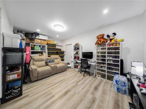 18858 NW 63rd Ct Cir, Hialeah FL 33015
