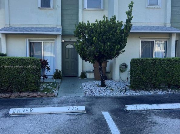 775 Crystal Lake Dr, Deerfield Beach FL 33064