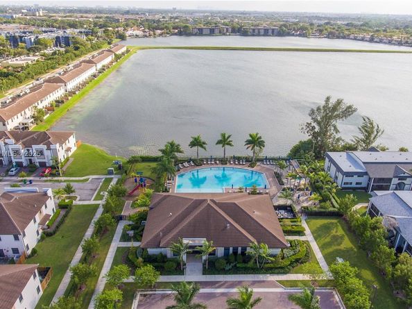 561 NE 208th Ter 561, Miami FL 33179