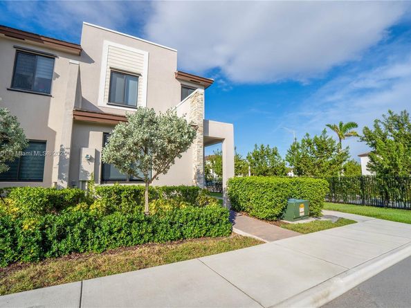 561 NE 208th Ter 561, Miami FL 33179