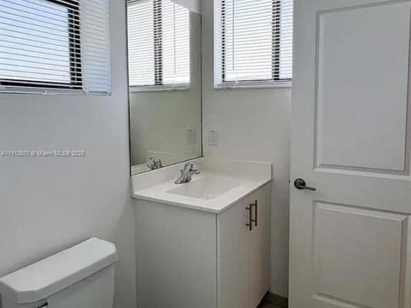 561 NE 208th Ter 561, Miami FL 33179