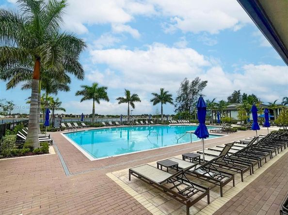 561 NE 208th Ter 561, Miami FL 33179