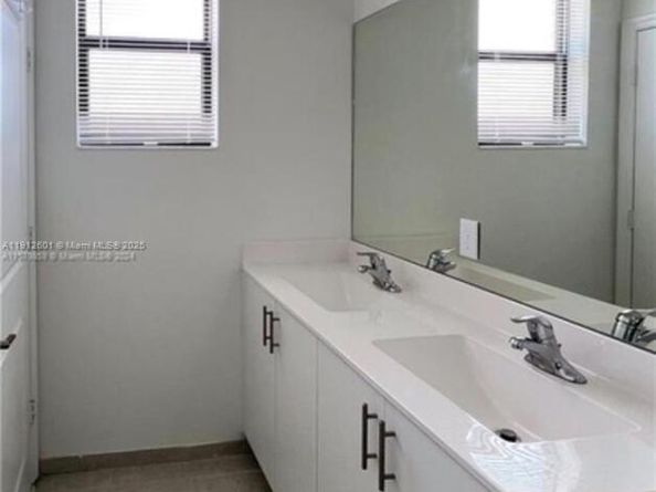 561 NE 208th Ter 561, Miami FL 33179