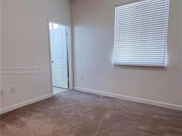 561 NE 208th Ter 561, Miami FL 33179