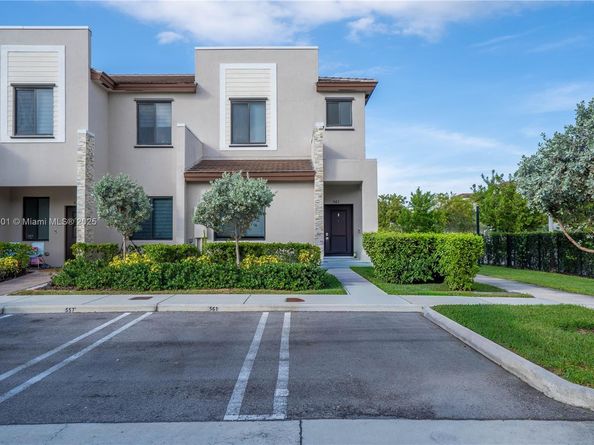 561 NE 208th Ter 561, Miami FL 33179
